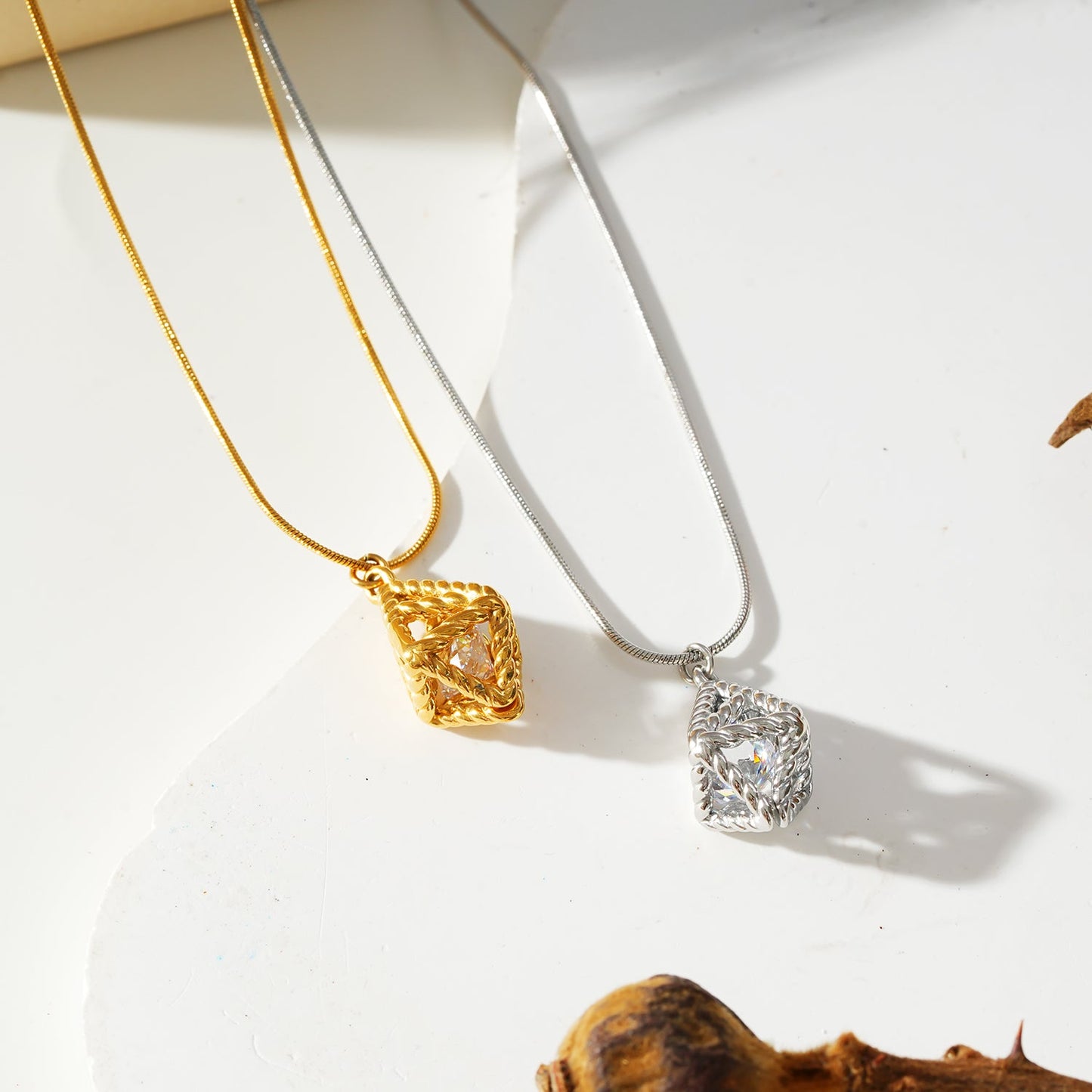 Style KARJAT : Collier chaîne en argent (or blanc) avec pendentif géométrique en zircone en cage