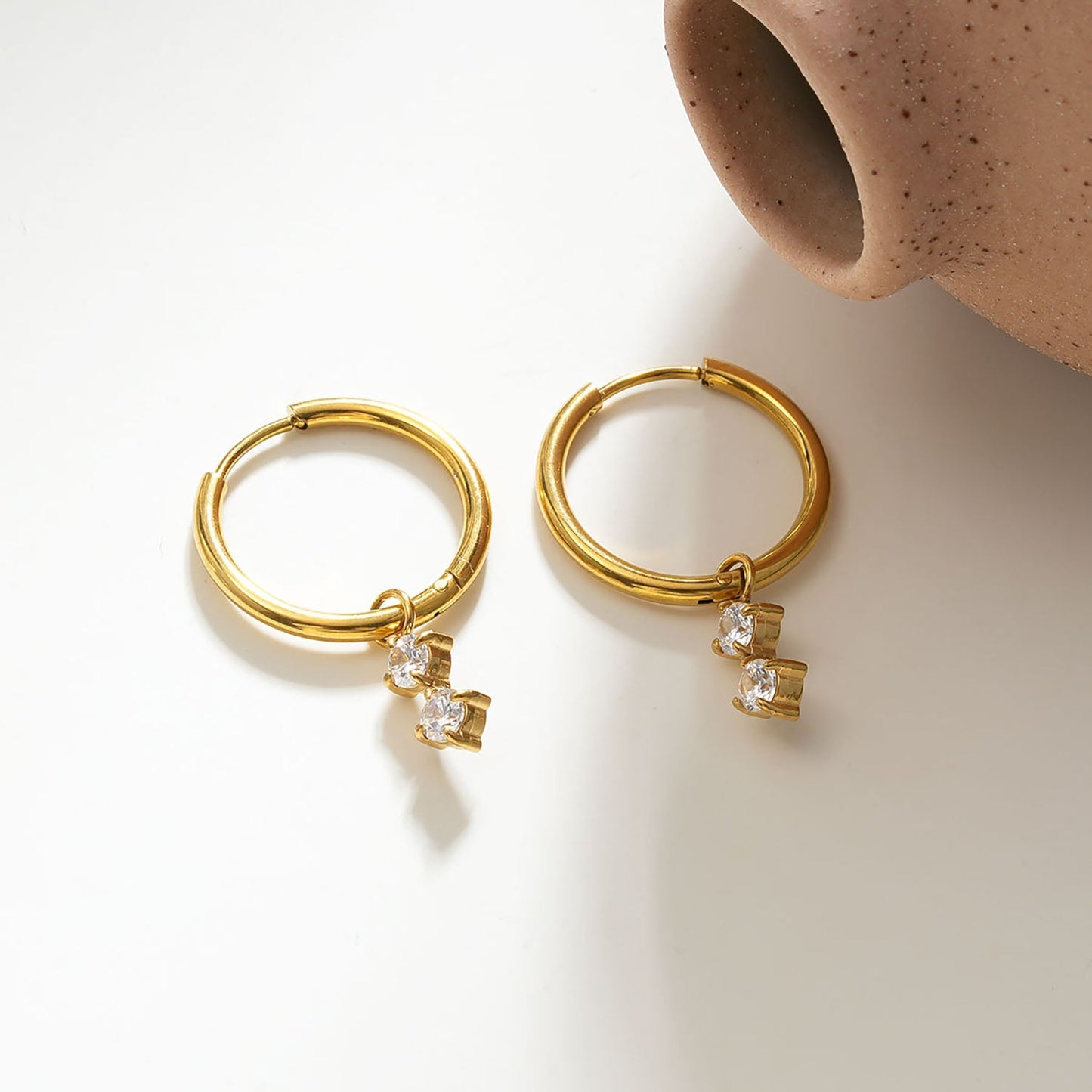 MORTAINA Or : Mini créoles d'inspiration rétro avec charms duo de zircons