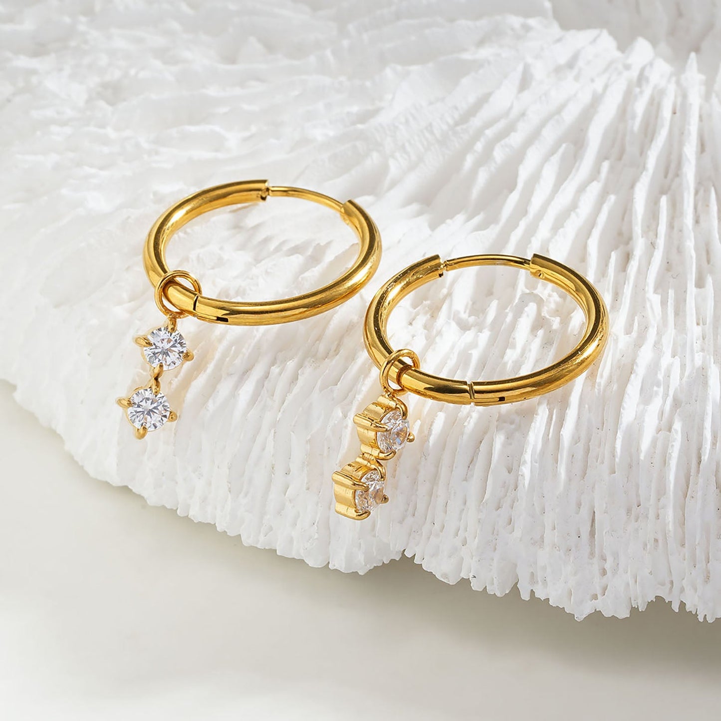 MORTAINA Or : Mini créoles d'inspiration rétro avec charms duo de zircons