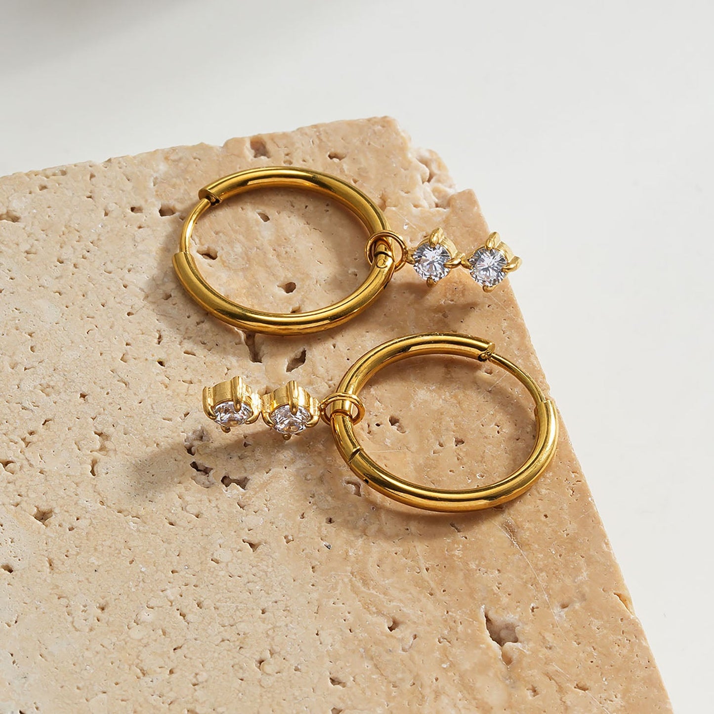 MORTAINA Or : Mini créoles d'inspiration rétro avec charms duo de zircons