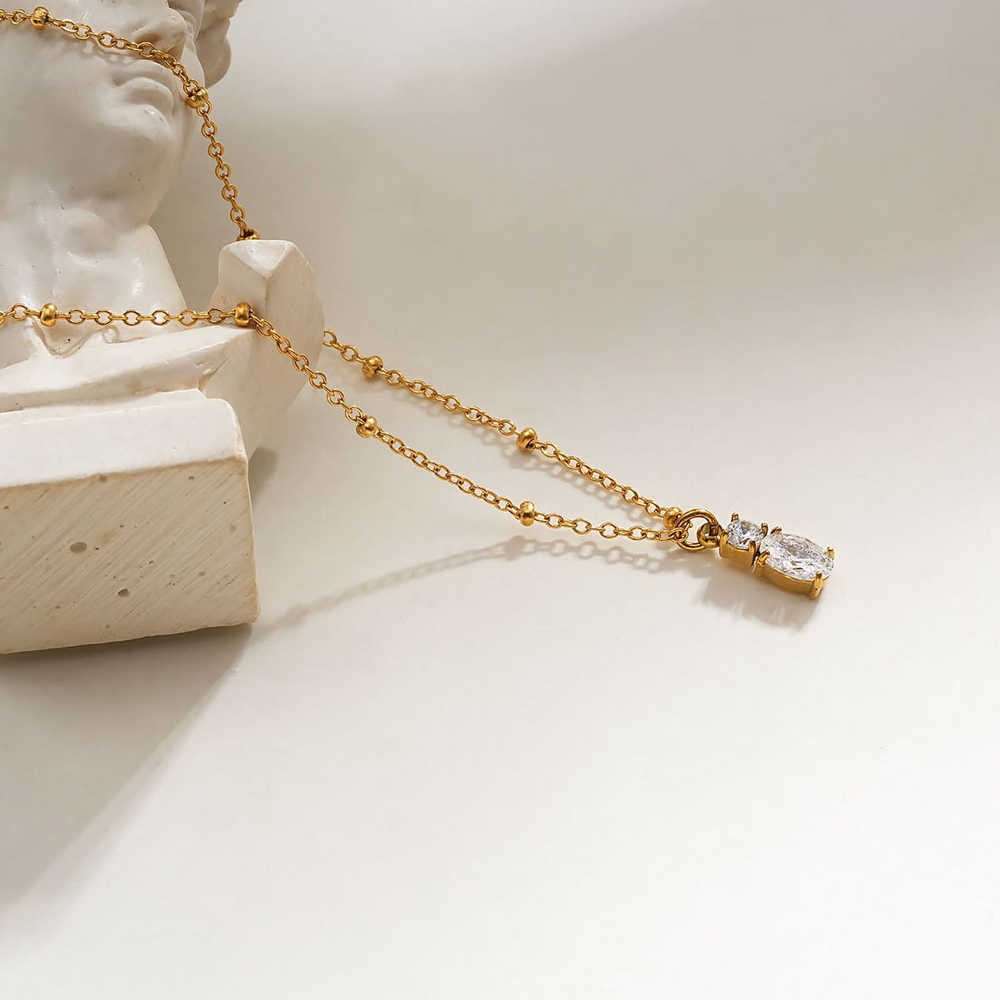 CABBANA Gold : Un ensemble duo de pendentifs breloques en zircone sur un collier chaîne perlée