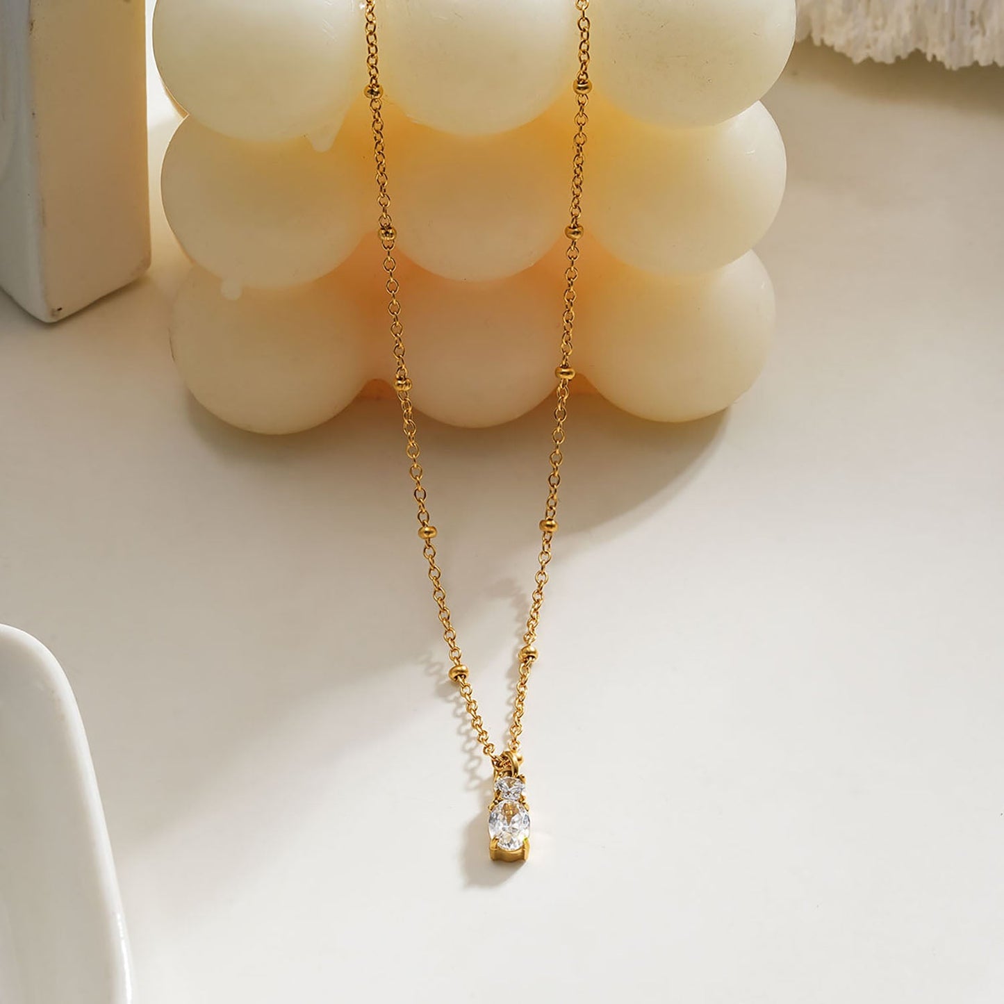 CABBANA Gold : Un ensemble duo de pendentifs breloques en zircone sur un collier chaîne perlée