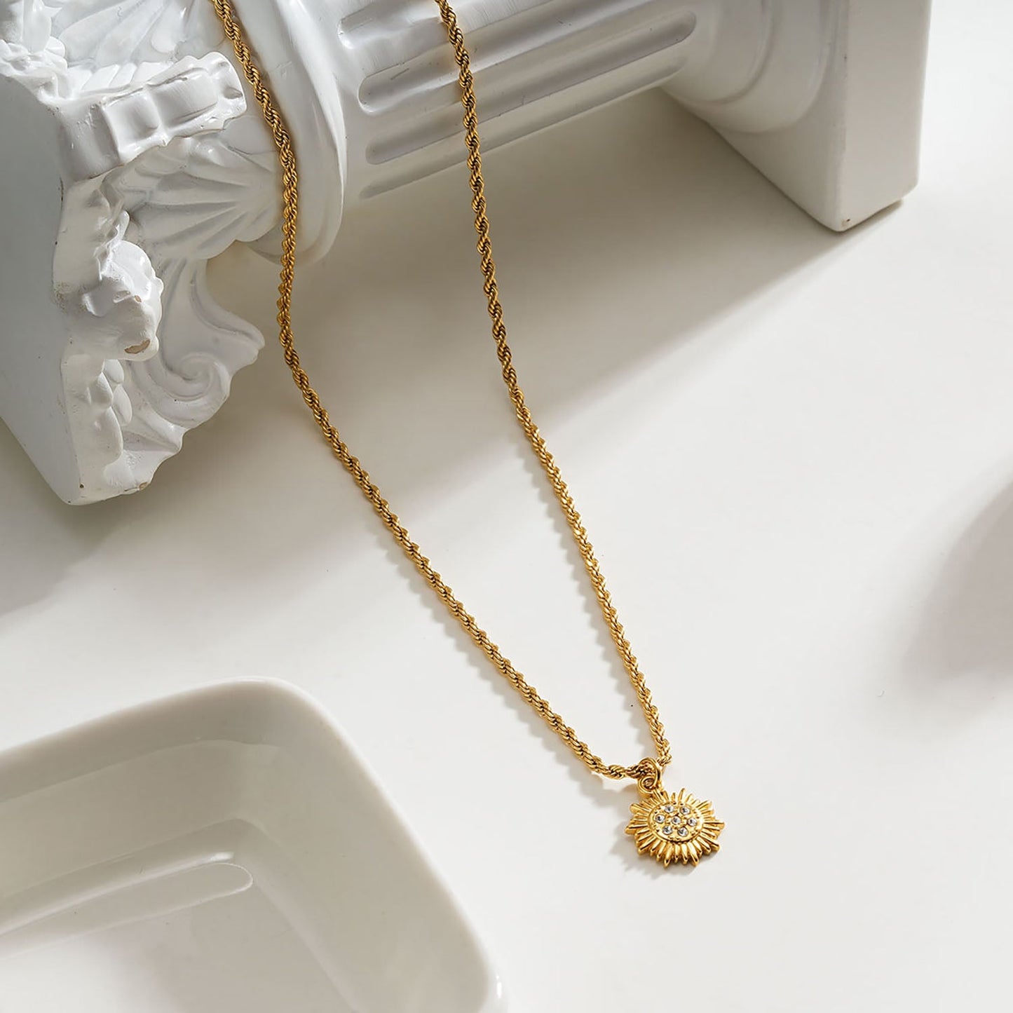 ISA Gold : Collier chaîne en corde avec pendentif soleil radiant en zircone pavé
