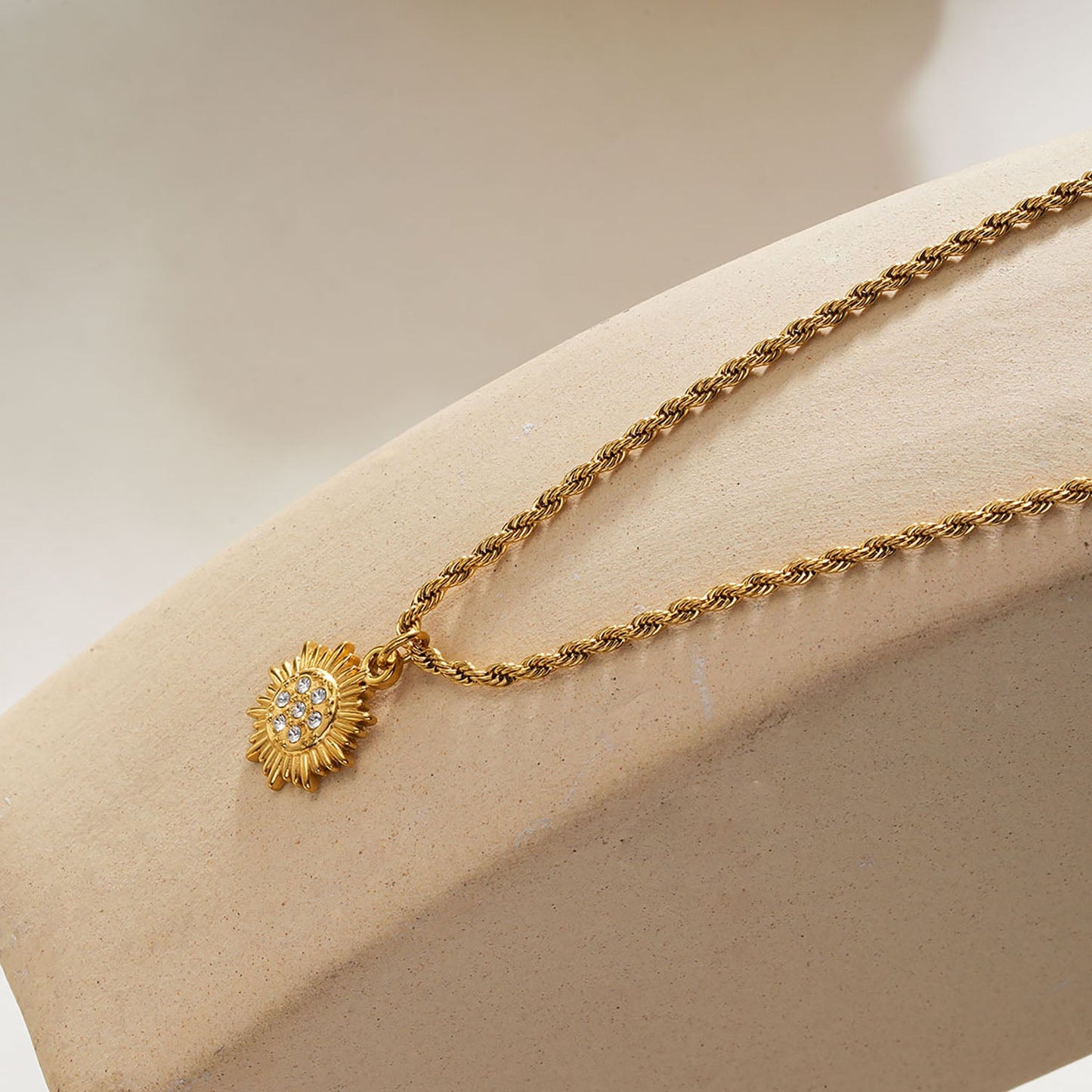 ISA Gold : Collier chaîne en corde avec pendentif soleil radiant en zircone pavé
