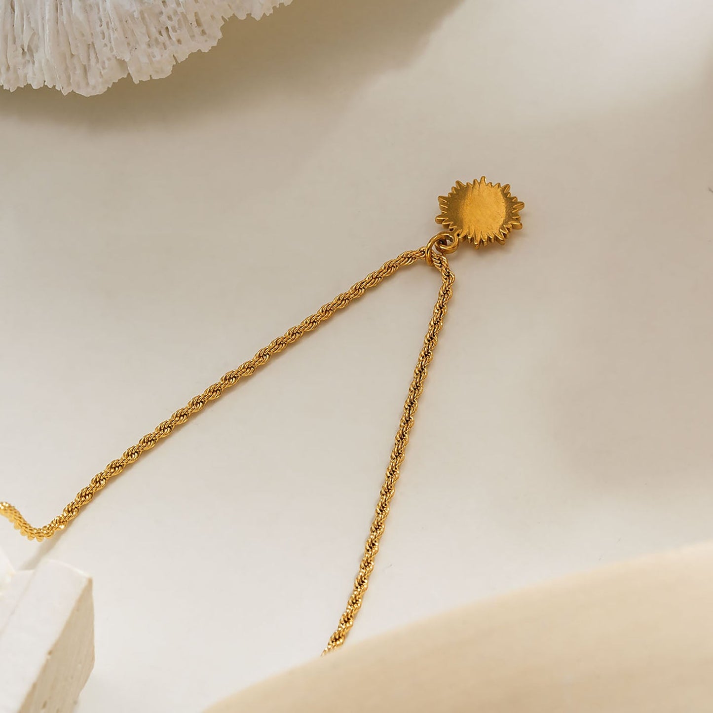 ISA Gold : Collier chaîne en corde avec pendentif soleil radiant en zircone pavé