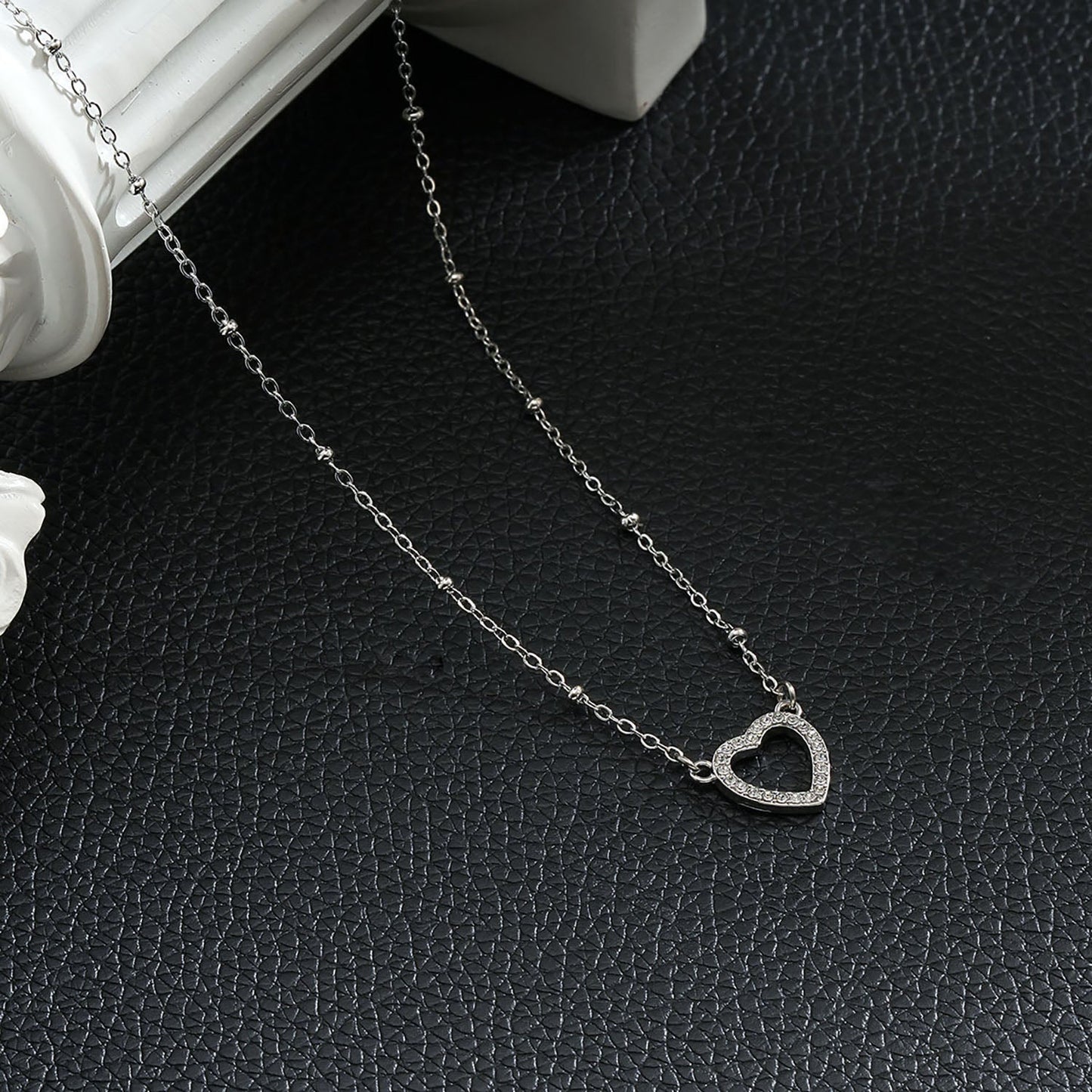 CHERISH Argent (Or blanc) : Chaîne perlée retenant un élégant pendentif cœur pavé