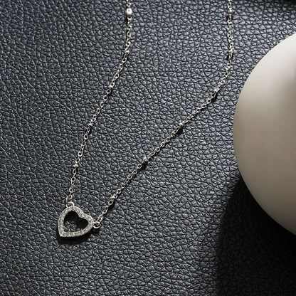 CHERISH Argent (Or blanc) : Chaîne perlée retenant un élégant pendentif cœur pavé