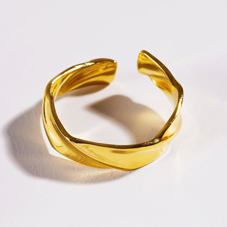 Bague moderniste ELIAS Gold : Formes et Textures