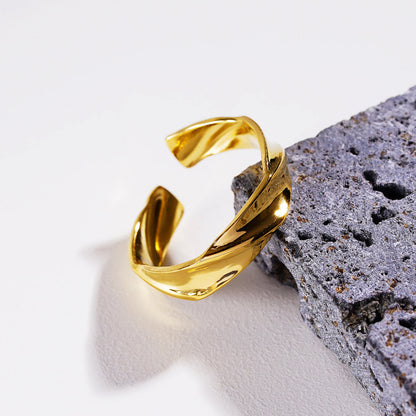 Bague moderniste ELIAS Gold : Formes et Textures
