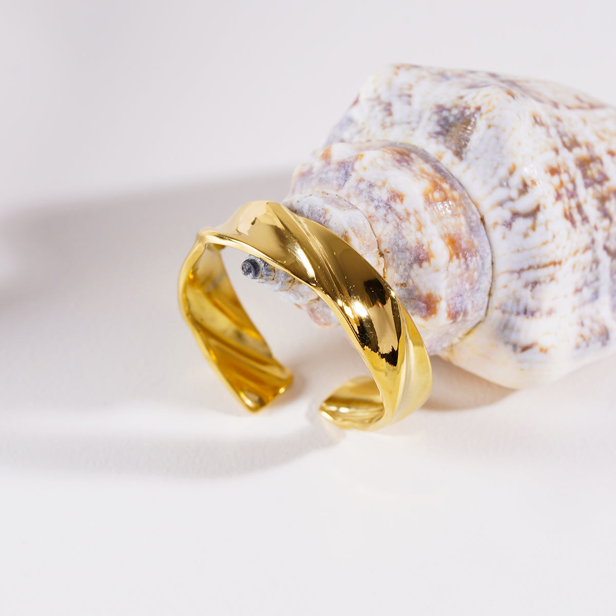 Bague moderniste ELIAS Gold : Formes et Textures