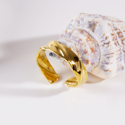 Bague moderniste ELIAS Gold : Formes et Textures