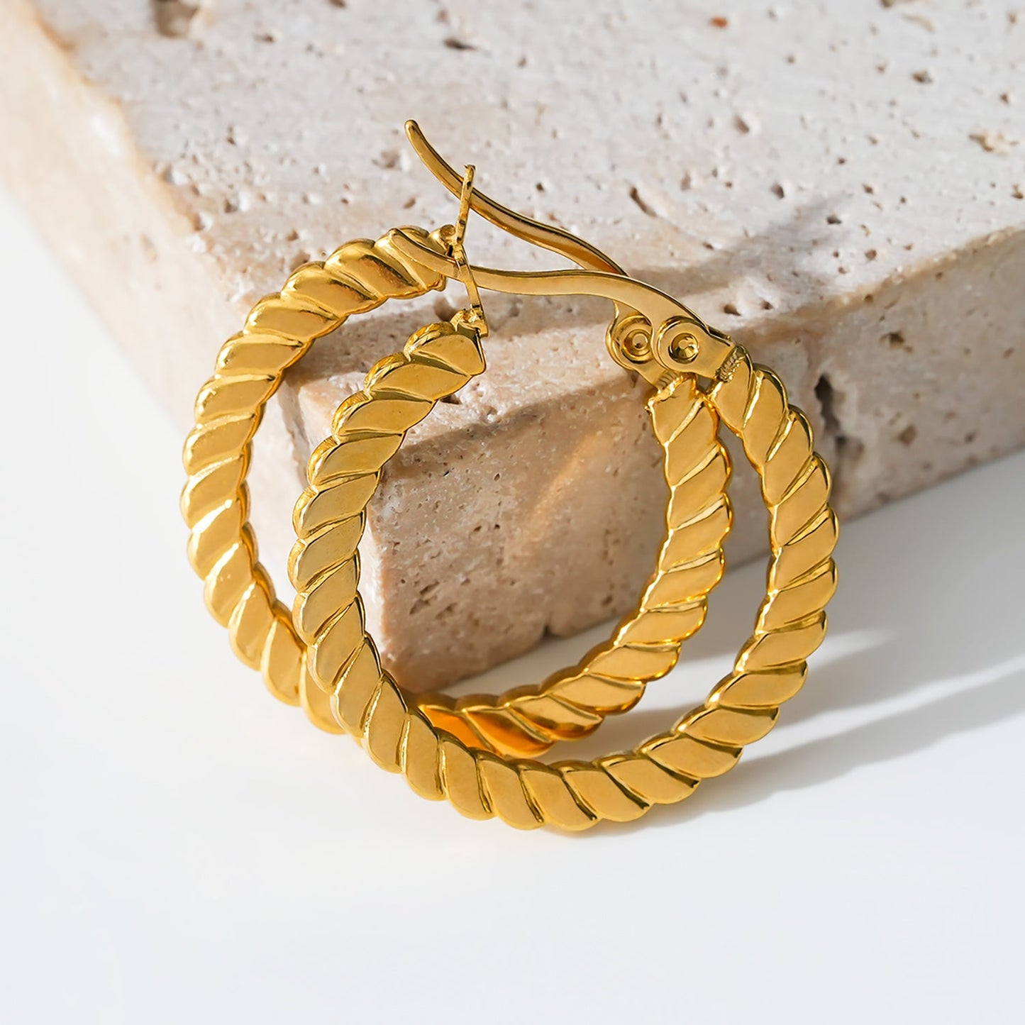 Style ORTANA : Boucles d'oreilles créoles à motif sculpté