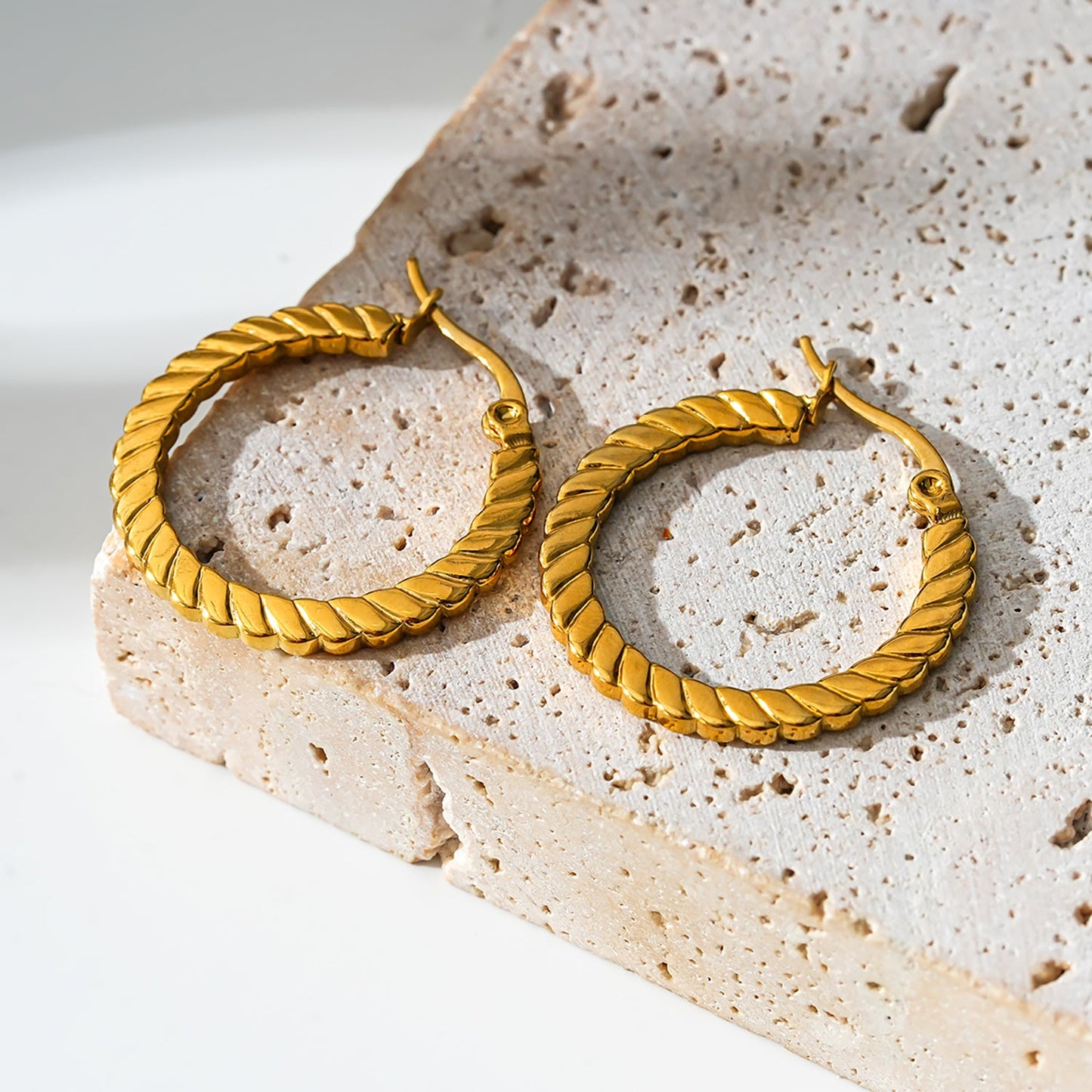 Style ORTANA : Boucles d'oreilles créoles à motif sculpté