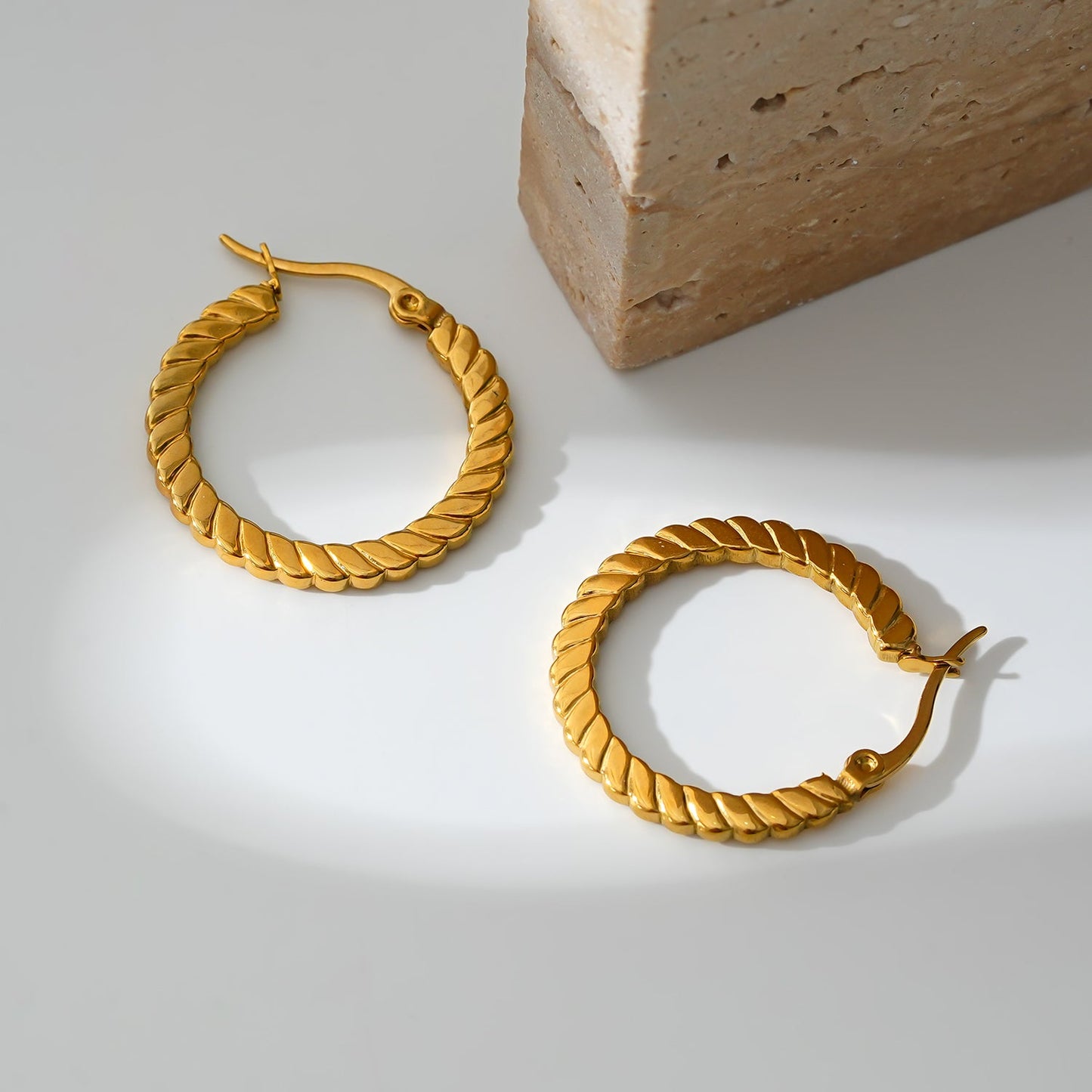 Style ORTANA : Boucles d'oreilles créoles à motif sculpté
