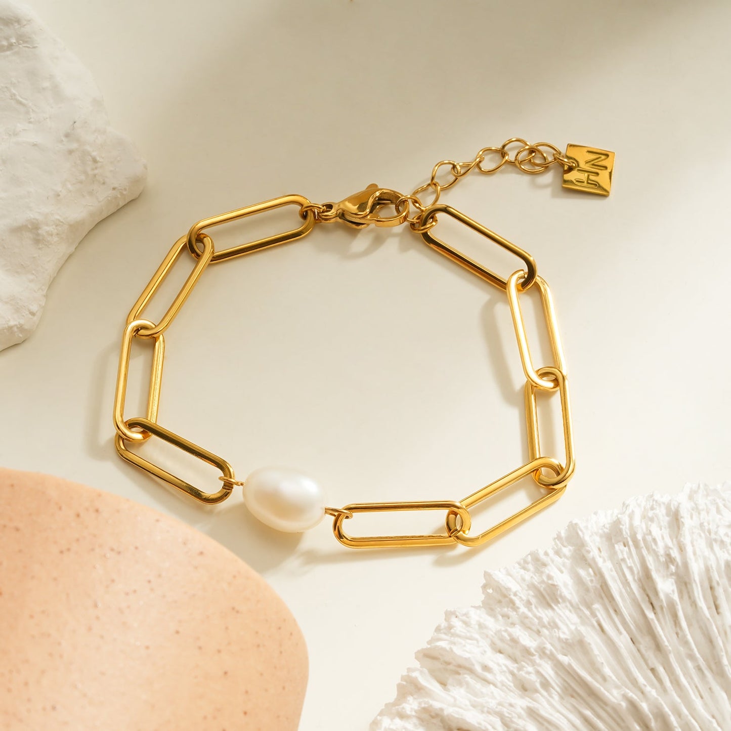 Bracelet TIMEA : Bracelet chaîne trombone en or avec une perle d'eau douce