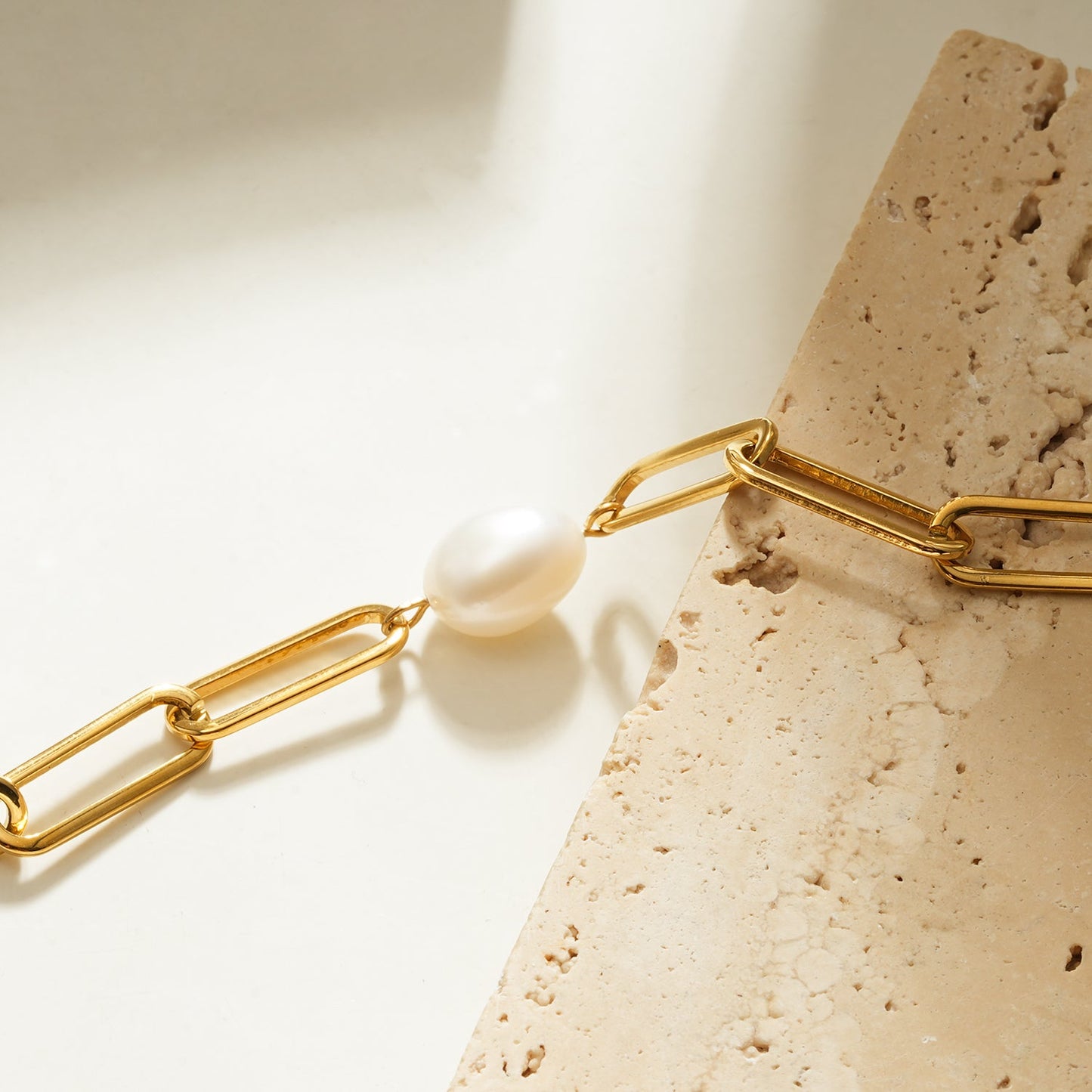 Bracelet TIMEA : Bracelet chaîne trombone en or avec une perle d'eau douce