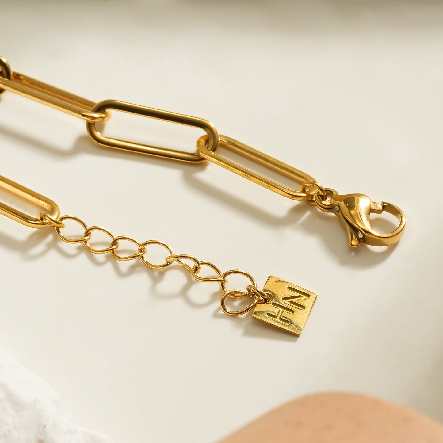 Bracelet TIMEA : Bracelet chaîne trombone en or avec une perle d'eau douce