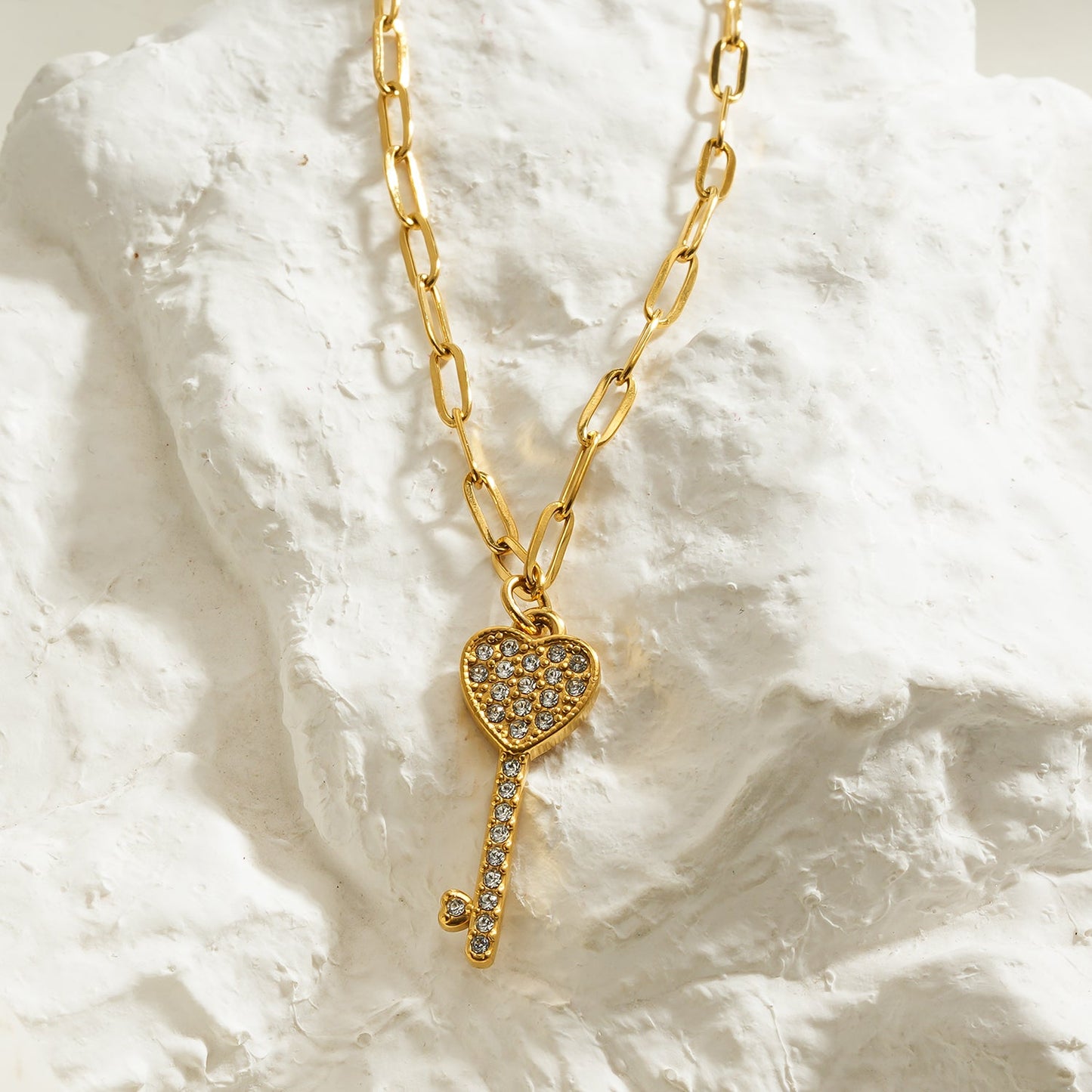 JAZRINA Gold: Collier pendentif clé et cœur pavé sur chaîne trombone