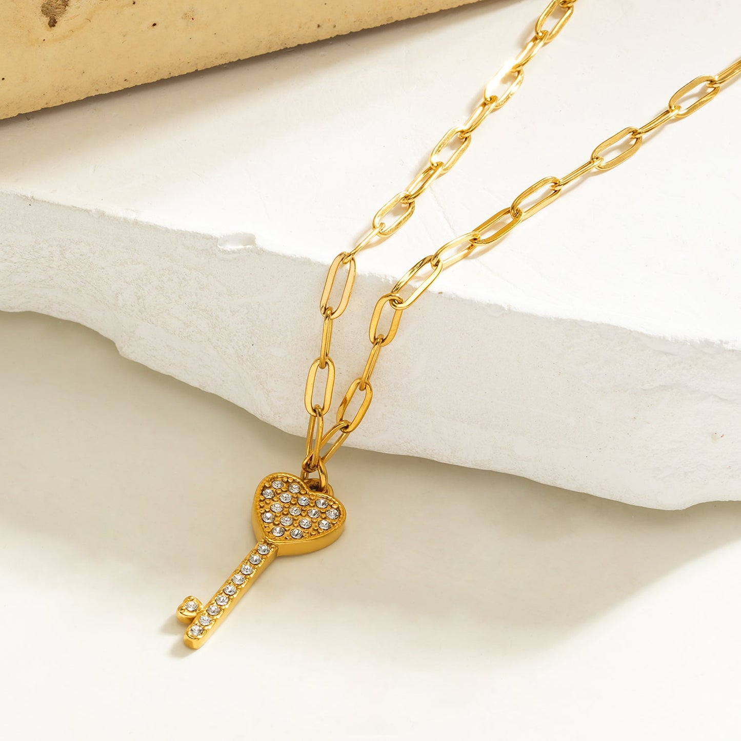 JAZRINA Gold: Collier pendentif clé et cœur pavé sur chaîne trombone