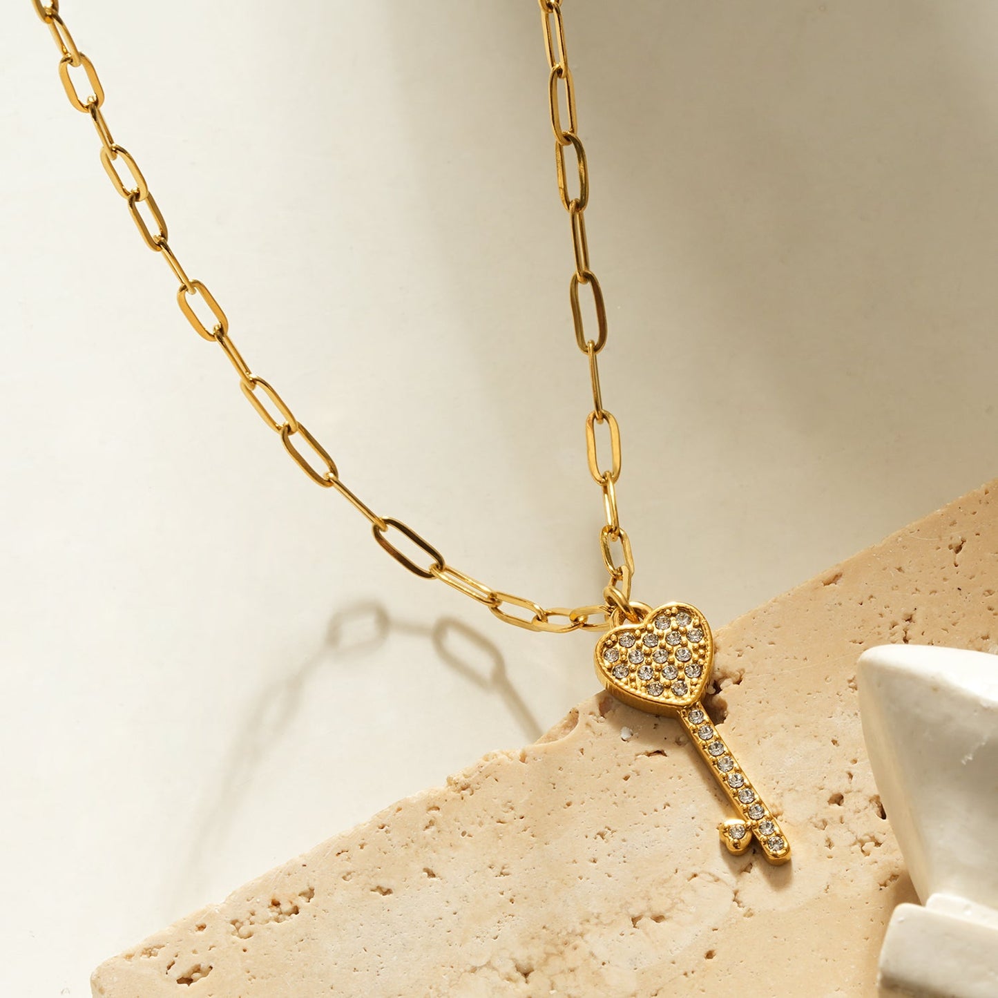 JAZRINA Gold: Collier pendentif clé et cœur pavé sur chaîne trombone