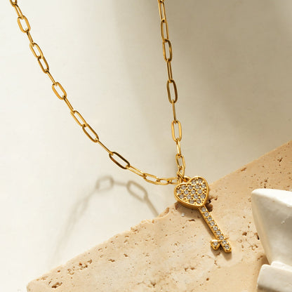 JAZRINA Gold: Collier pendentif clé et cœur pavé sur chaîne trombone