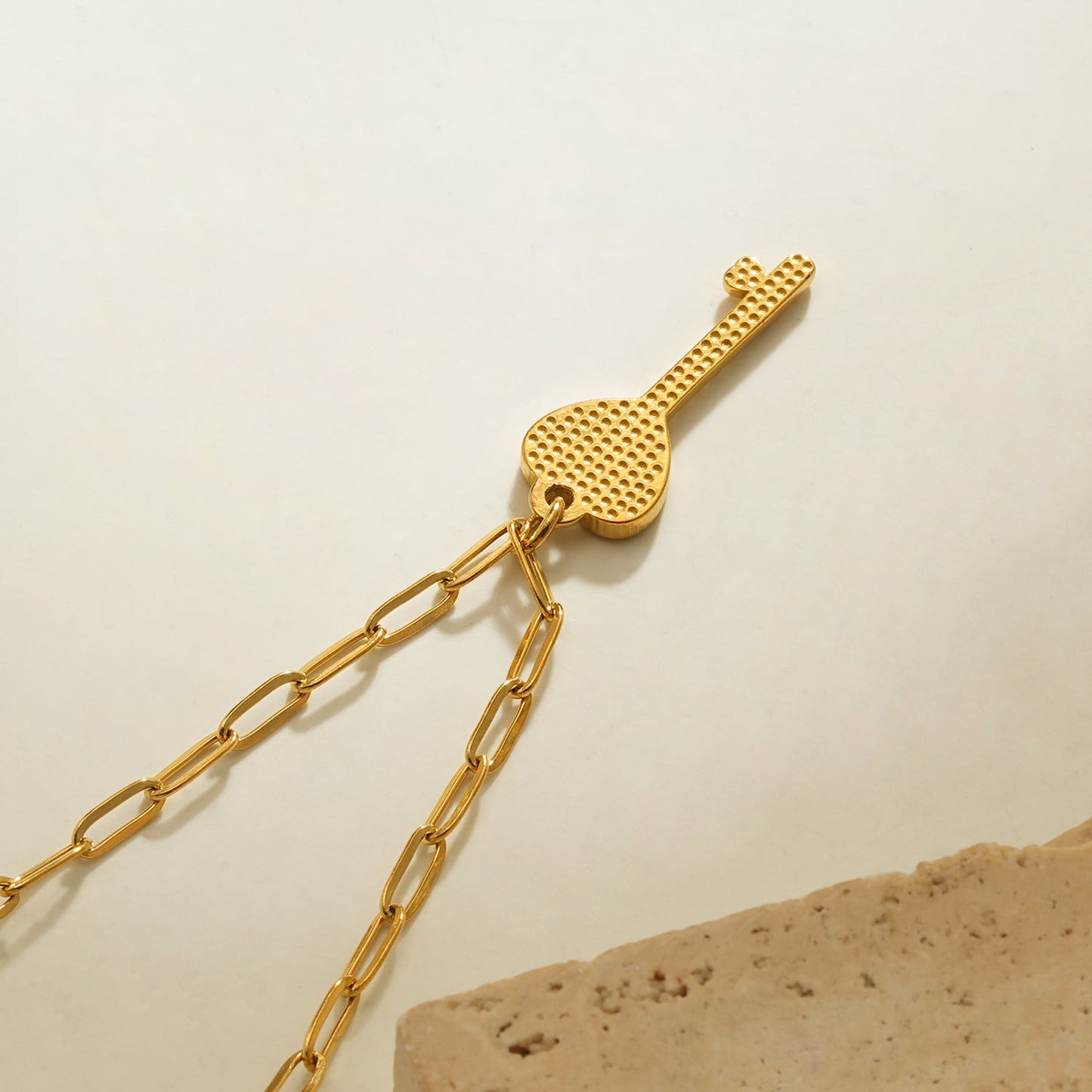 JAZRINA Gold: Collier pendentif clé et cœur pavé sur chaîne trombone