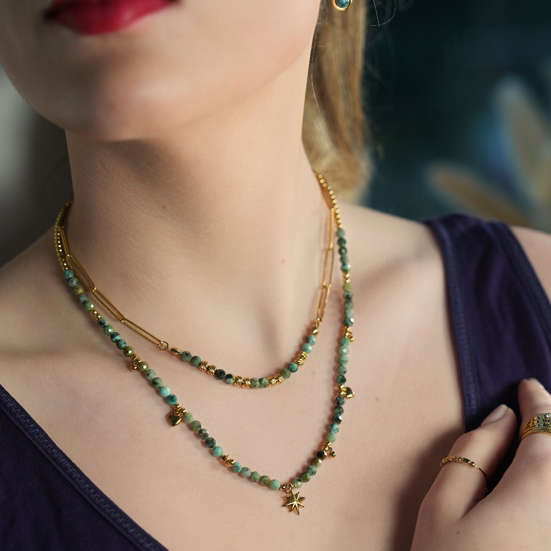 Collier chaîne Style GITANJI : Pierres de Turquoise Bleue avec Perles et Breloques Dorées