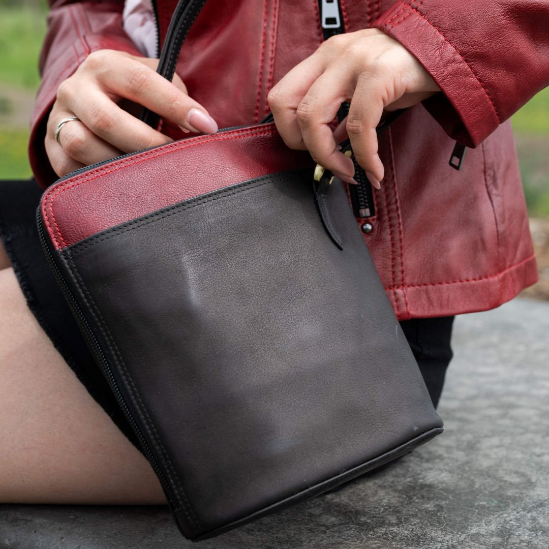 Sac bandoulière réglable Derek Alexander avec compartiment principal à large fermeture éclair