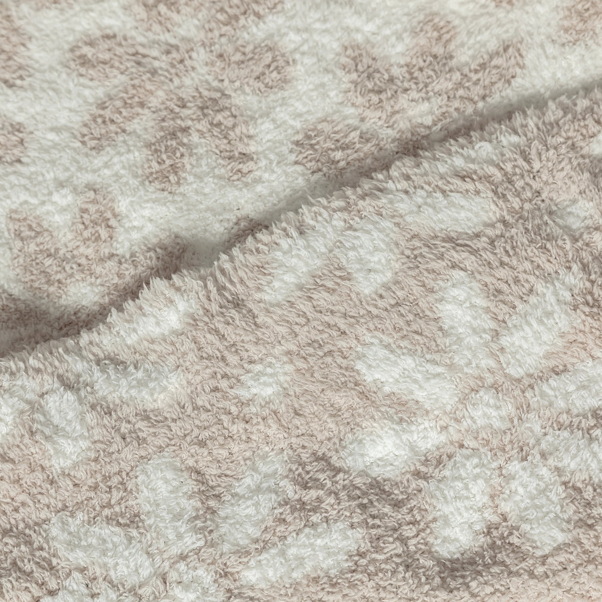 Jeté de lit allongé blanc et beige rougissant à motif marguerite