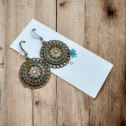 Boucles d'oreilles fleuries en émail bohème – Bronze antique, hypoallergéniques et légères