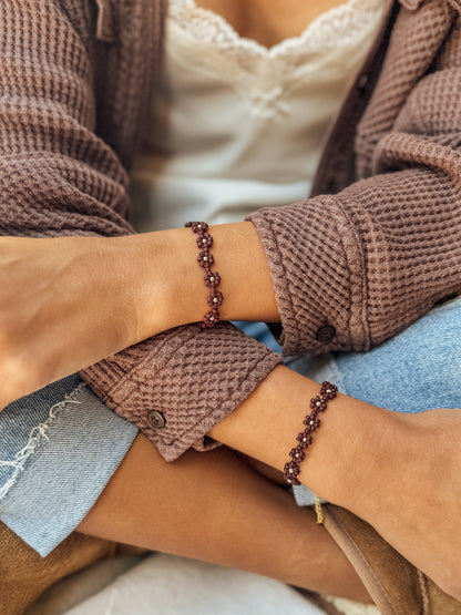 Le bracelet et la chaîne de cheville Merlot Daisy