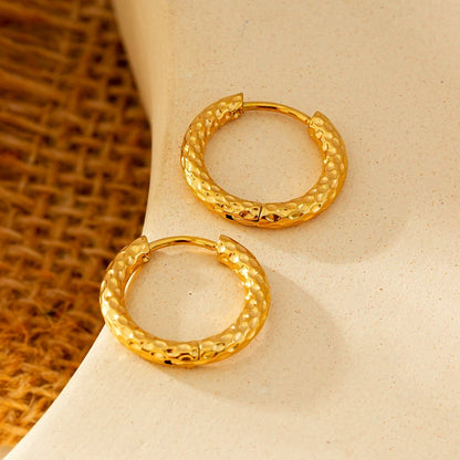 EDGWARE Gold : Boucles d'oreilles créoles martelées décoratives