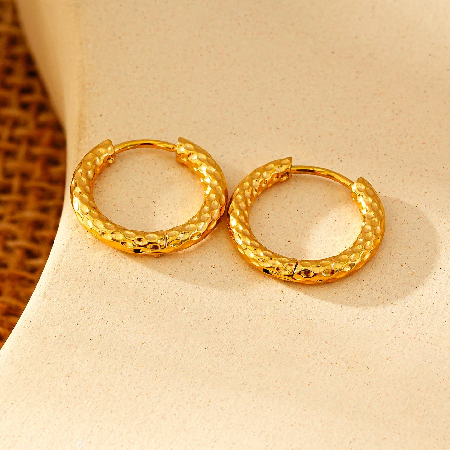 EDGWARE Gold : Boucles d'oreilles créoles martelées décoratives