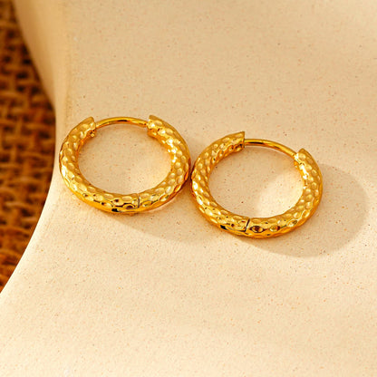 EDGWARE Gold : Boucles d'oreilles créoles martelées décoratives