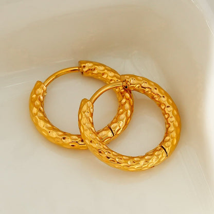 EDGWARE Gold : Boucles d'oreilles créoles martelées décoratives