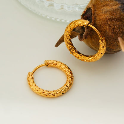 EDGWARE Gold : Boucles d'oreilles créoles martelées décoratives