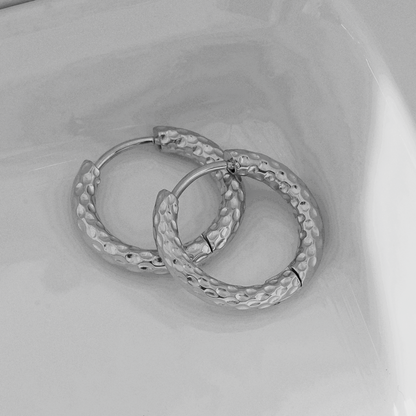 EDGWARE Silver (White Gold): Decorative Hammered Hoop Earrings
