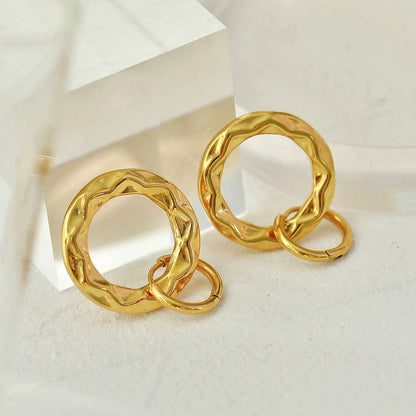 ELENA: Boucles d'oreilles créoles dorées à texture sculptée