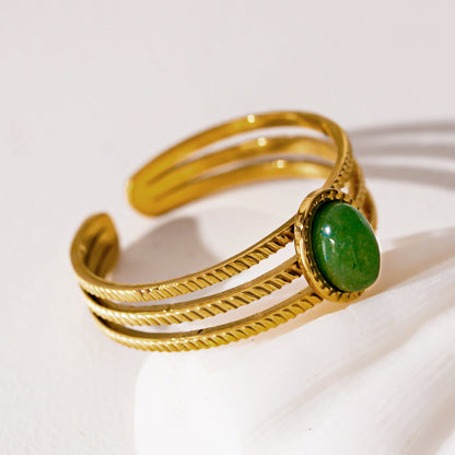 ELMARIE : Bague texturée à triple bande avec pierre centrale en aventurine verte