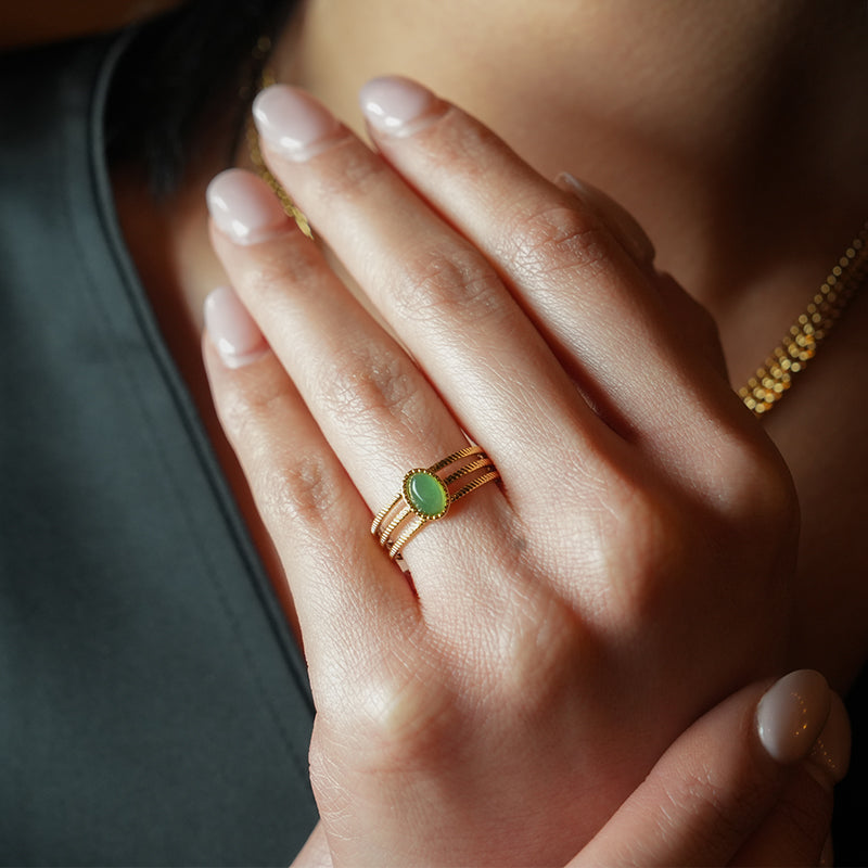 ELMARIE : Bague texturée à triple bande avec pierre centrale en aventurine verte