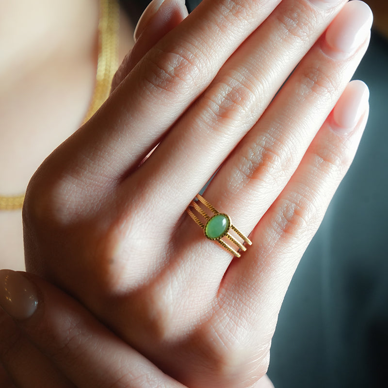 ELMARIE : Bague texturée à triple bande avec pierre centrale en aventurine verte