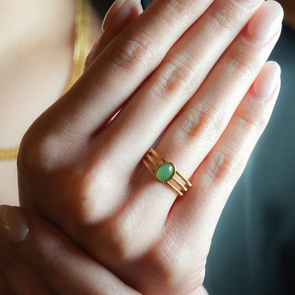 ELMARIE : Bague texturée à triple bande avec pierre centrale en aventurine verte