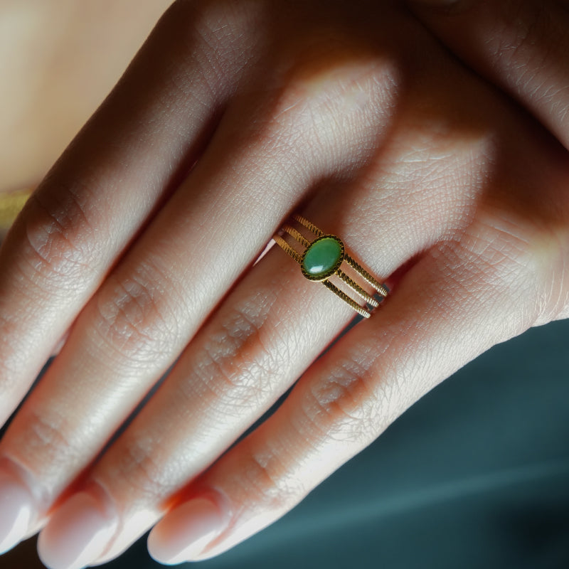 ELMARIE : Bague texturée à triple bande avec pierre centrale en aventurine verte