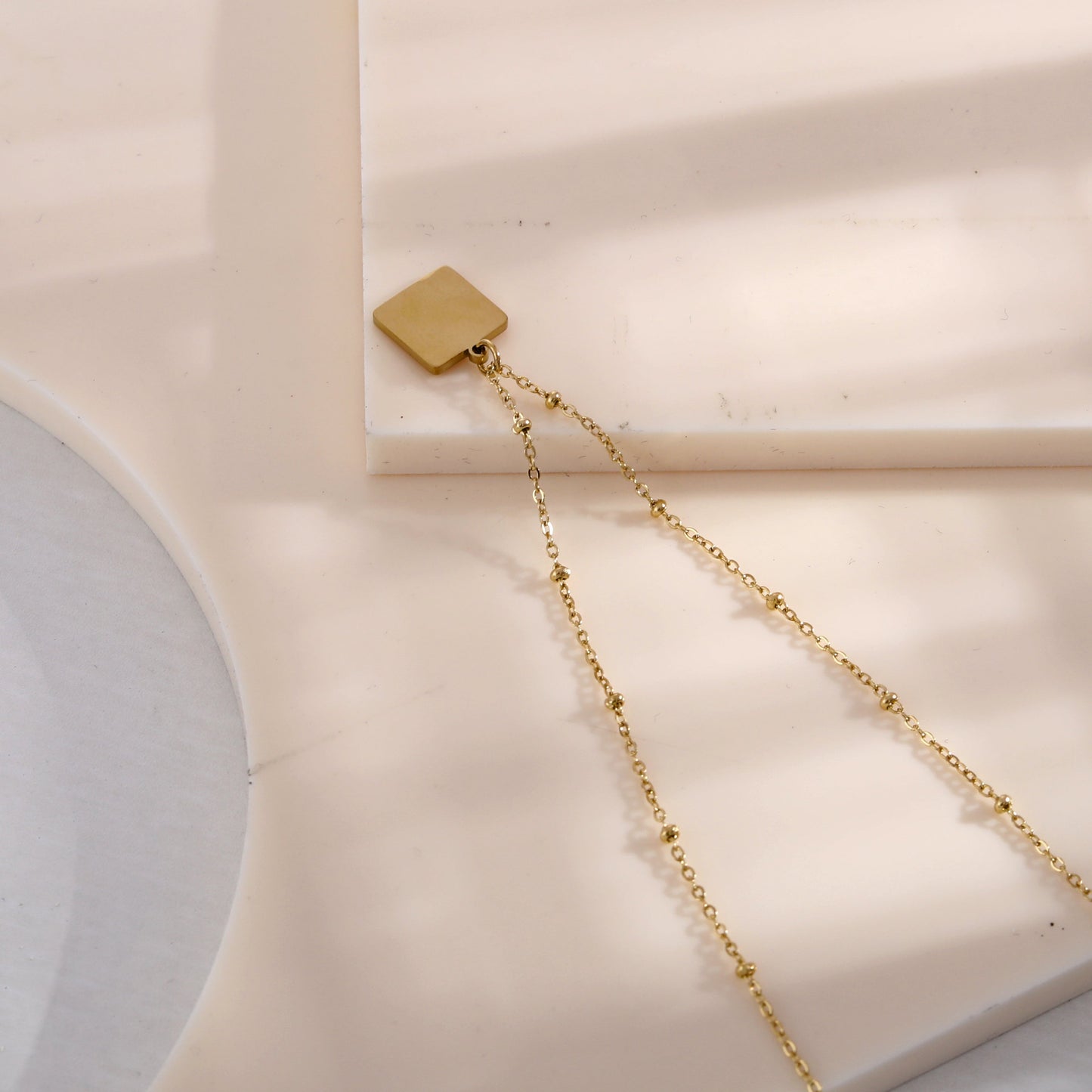Collier pendentif carré ELU minimaliste en métal et coquille