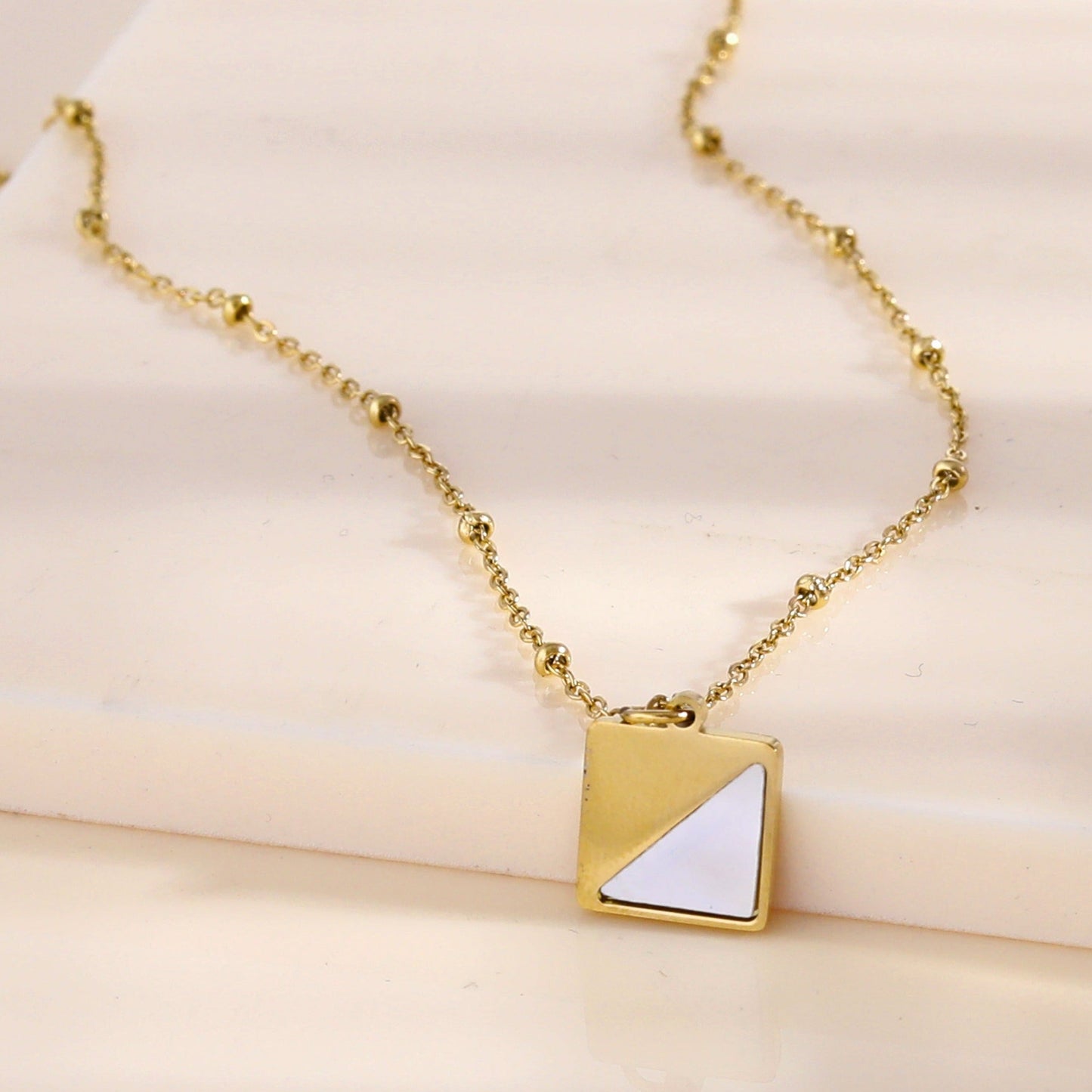 Collier pendentif carré ELU minimaliste en métal et coquille