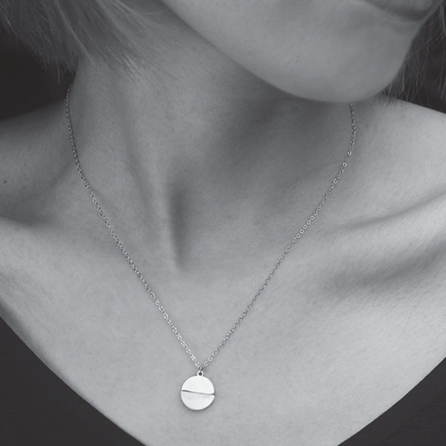 EMERSYN Argent (Or Blanc) : Collier pendentif cercle minimaliste en métal et coquille