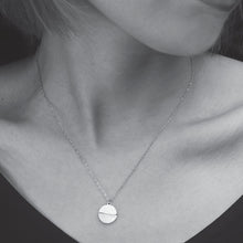 EMERSYN Argent (Or Blanc) : Collier pendentif cercle minimaliste en métal et coquille