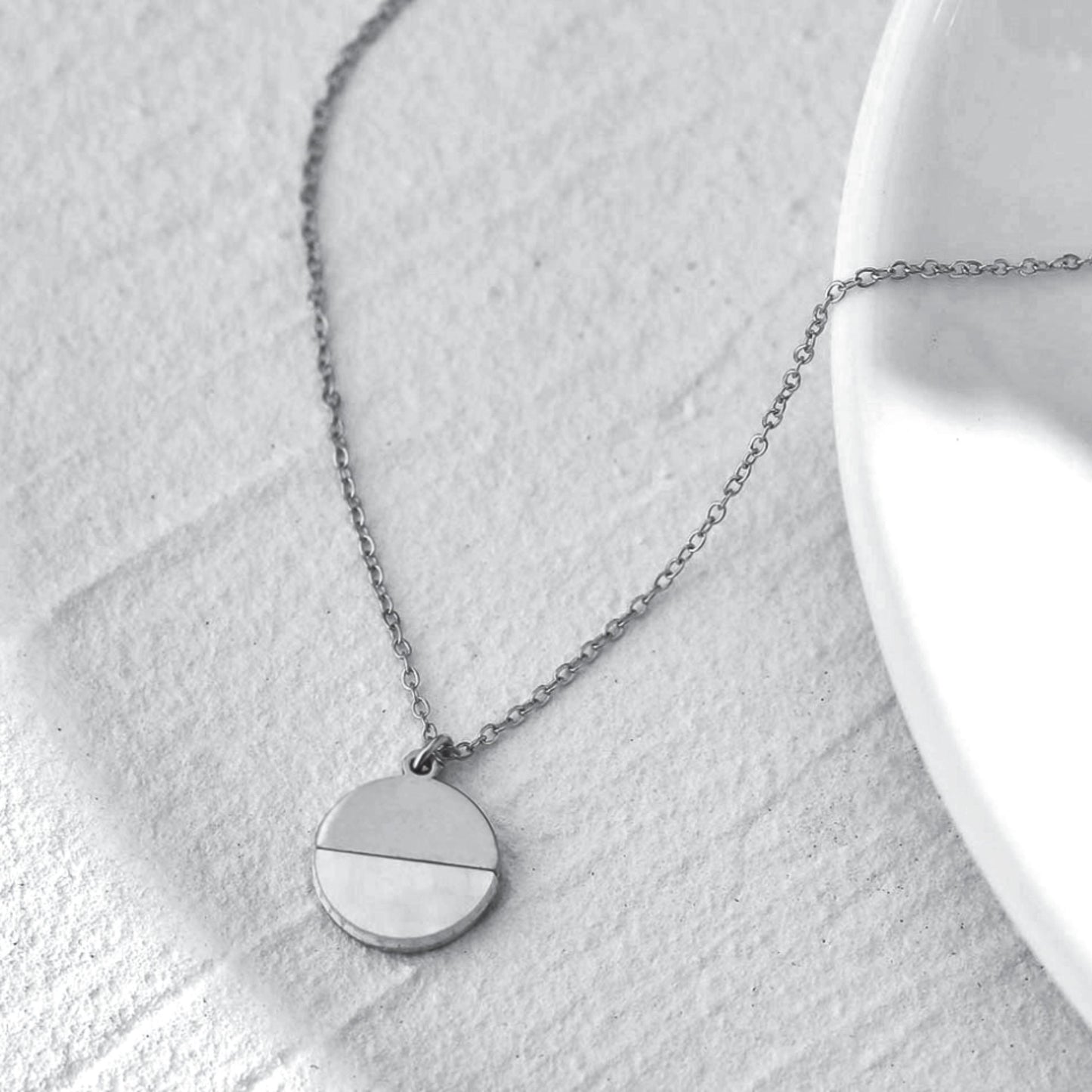 EMERSYN Argent (Or Blanc) : Collier pendentif cercle minimaliste en métal et coquille