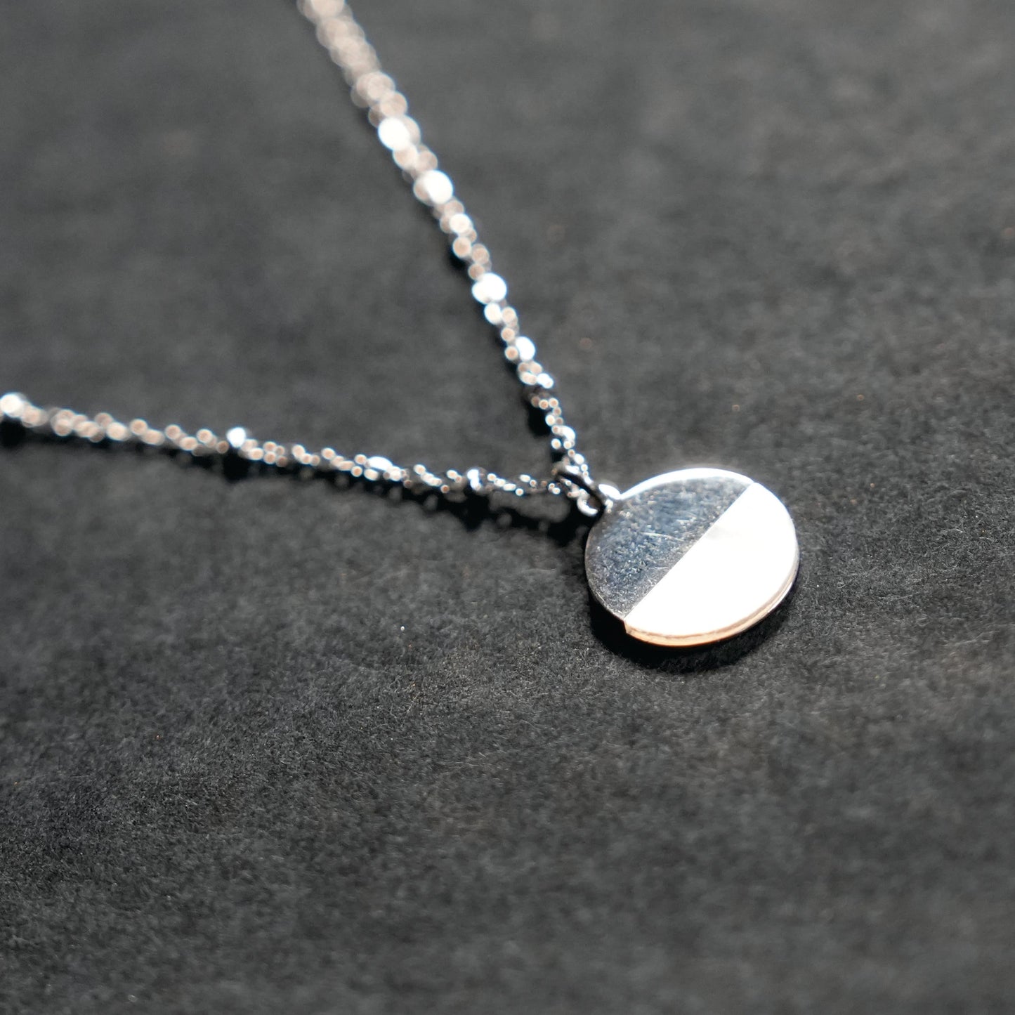 EMERSYN Argent (Or Blanc) : Collier pendentif cercle minimaliste en métal et coquille