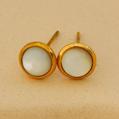 ENFIELD: Boucles d'oreilles clous rondes en coquillage naturel à bordure dorée